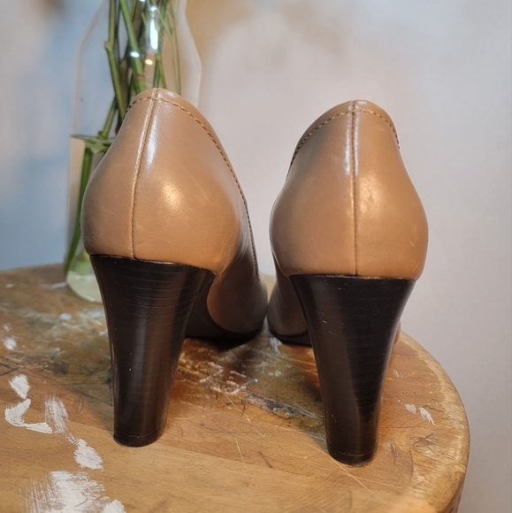 Jones New York heels very comfortable tan great condition - Picture 7 of 12